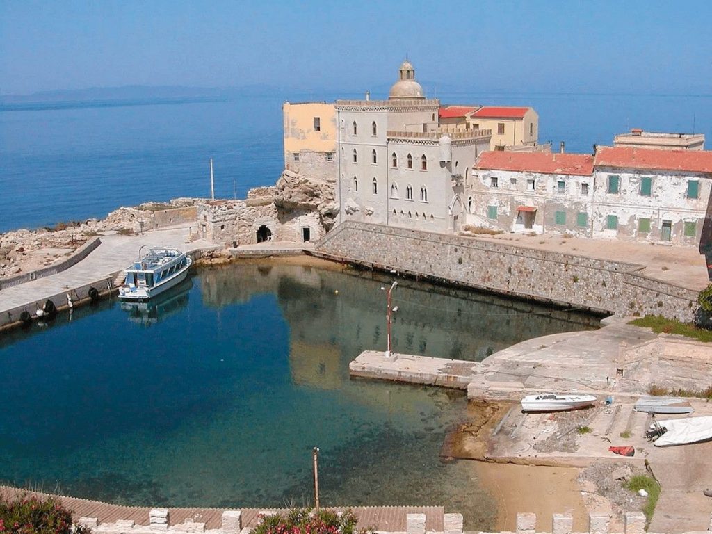 Escursione in nave verso Pianosa, Capraia, Giglio